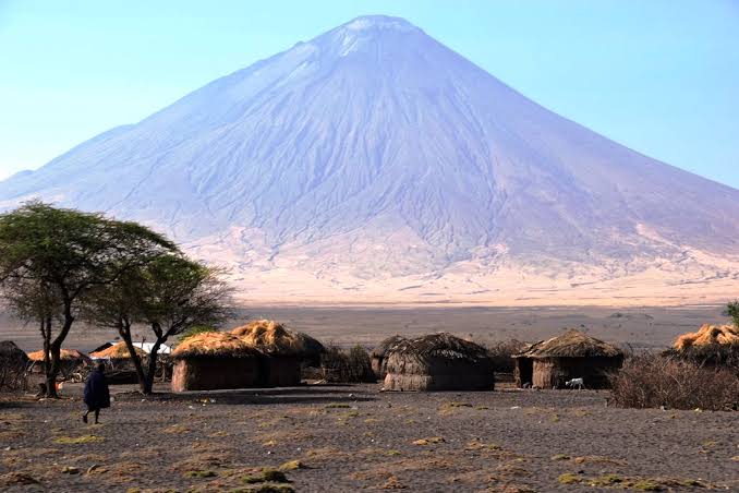Mount  Oldonyo Lengai climbing